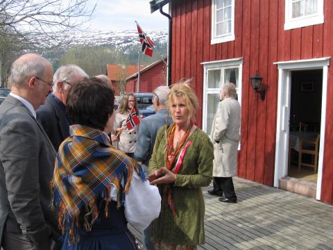 Turid Austvik i samtale med bl.a Per Johan og Frida