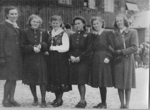 17 mai 1945.Gerd Slettvold, Gidsken Jøsevold, Liv Bårdgård, Martha Vassdal, Berit Lorentzen og Ingebjørg Lorentzen.