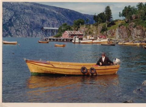 Arne Bjørnå. I bakgrunnen ser vi den gamle kaia og nothjellene