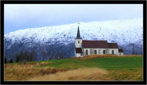 Bardal kirke,en sen høstdag.