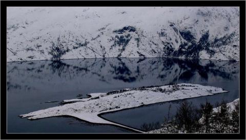 Bardalsøya i et speil.