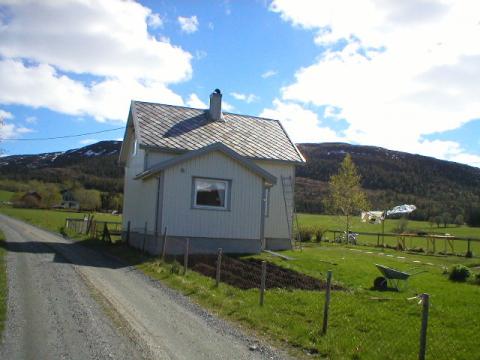 Her bodde Gudrun Johansen. Vani og Frank eier huset i dag. Plassen kalles på folkemunne for &quot;Busthøln&quot;