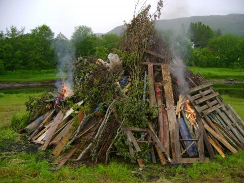 tre flasker tennvæske og bare litt røyk