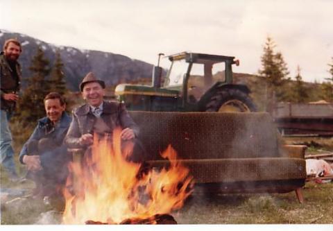 De sitter faktisk i sofaen - Lorentz og Odd. Sankt Hansfeiring på Håjen på slutten av 1970-tallet