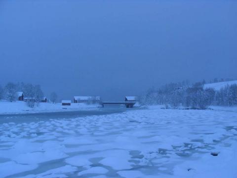 Elveosen og bryggene.