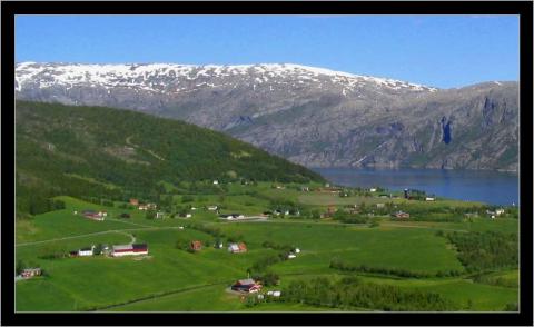 En del av bygda. Fra nedre Bergsnov og Teian til Breiremmen og Fjellheim.