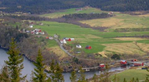 En del av bygda sett fra Yttergårdsfjellet.