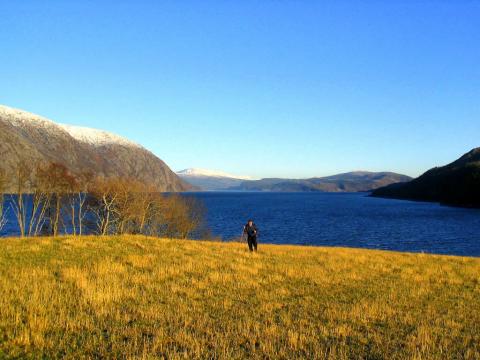 Far, ute og går en Praktfull høstdag.