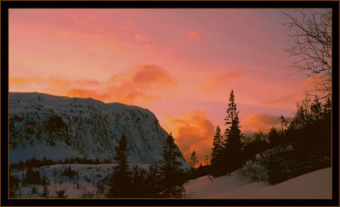 Flott solnedgang over Storvassåsen nå i Februar.