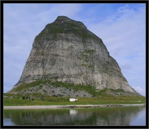 Huset under fjell. Sanna.