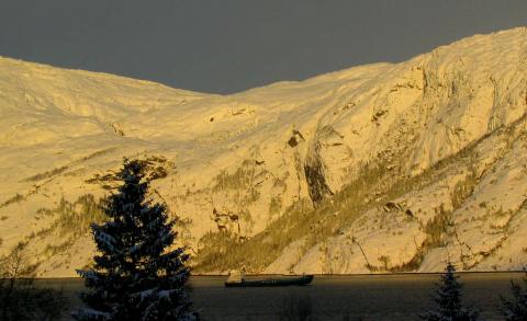 I skipsleia på Ranfjorden.Og vi ser Resaflåget i Nordvikfjellet.