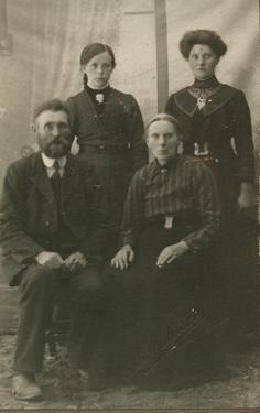 Johan Antonsen ,Hanna ,Julianna (b.t.v.) ,Borghild (b,t.h.)