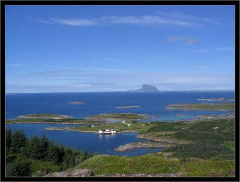 Lovund og Træna sett fra Dønnesfjellet.