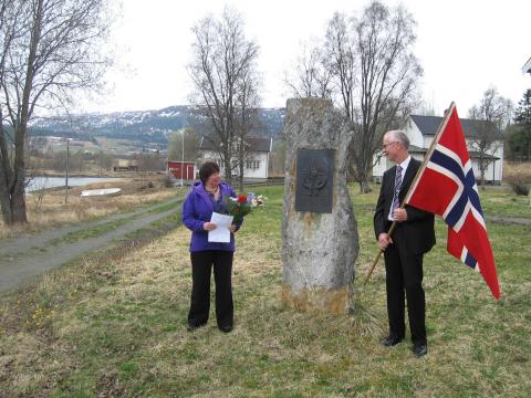 Magni legger ned blomster 