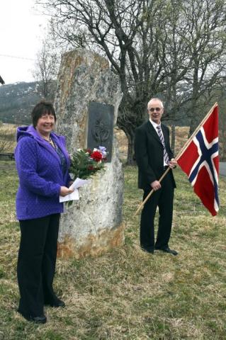 Magni og Sigurd ved bautaen