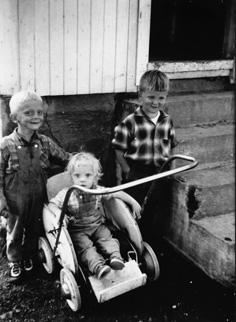 Ole-Petter, Elisabeth og Kjell ved trappa på gammelhuset på Solheim