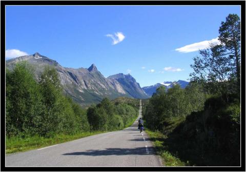 Raka vegen.  Nord om Halsa.