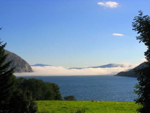 Tåke over fjorden.