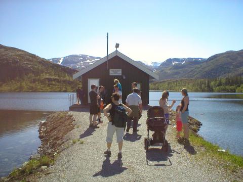 Ved lukehuset for demningen