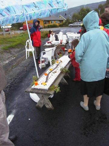 Flere meter lang marsipankake ble servert til alle som var der eller passerte Bardal med bil