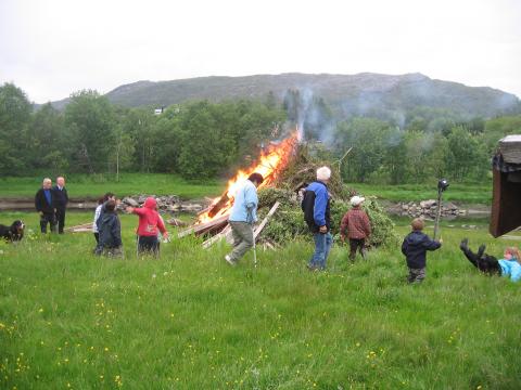 bålet begynner å brenne