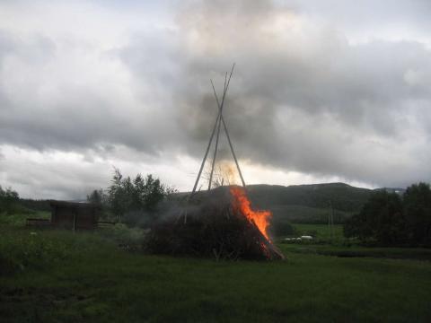 fyr på bålet