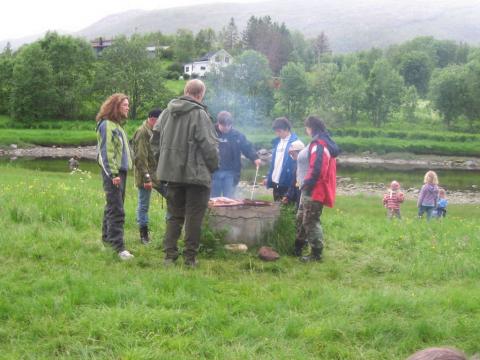 Tett rundt grillen