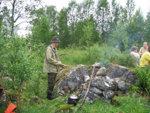 Jostein ved grillbålet