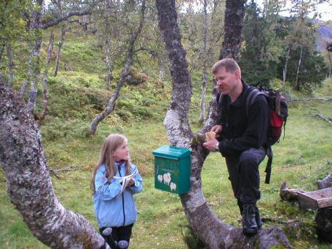 Emma og Gunnar ved trimkassen på Yttergårdsfjellet