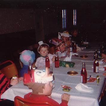 fra en barnemaskerade ca 1978. I alle fall er det de gamle vinduene som fortsatt er i bruk