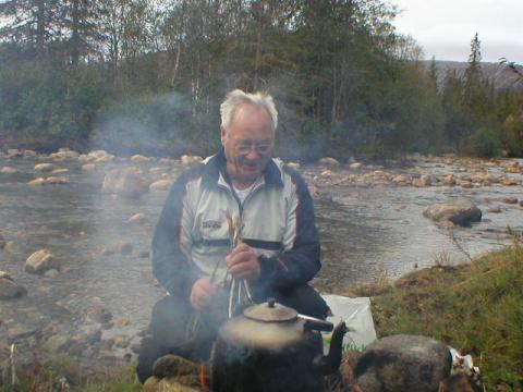 gutten i røyken  roald koker kaffe