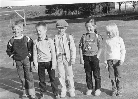 Her begynner barneskolen. Vi skal følge disse personene en stund gjennom livet.Marius, Ståle ,Peter, Kristin og Nina.
Senere