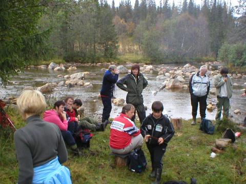 samling ved elva