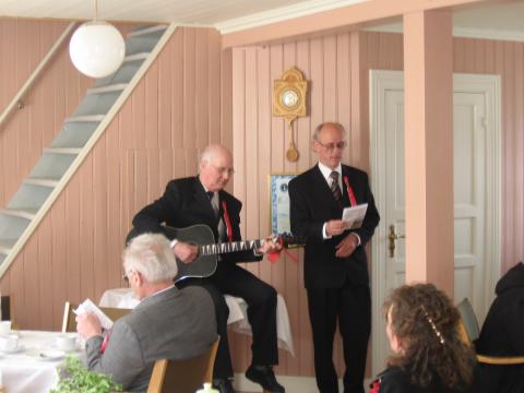 Aksel slår an tonen og Jostein leder an sangen