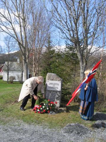 Ved krigsminnesmerke for Snorre Jøsevold